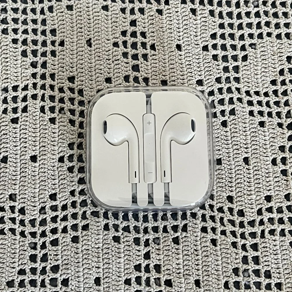 NEW Apple wired headphones